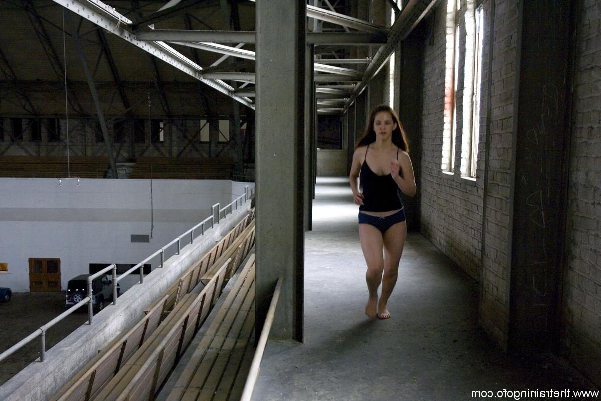 20P La brune Devi Lynne se fait fouetter le gros cul lors d'une séance BDSM.