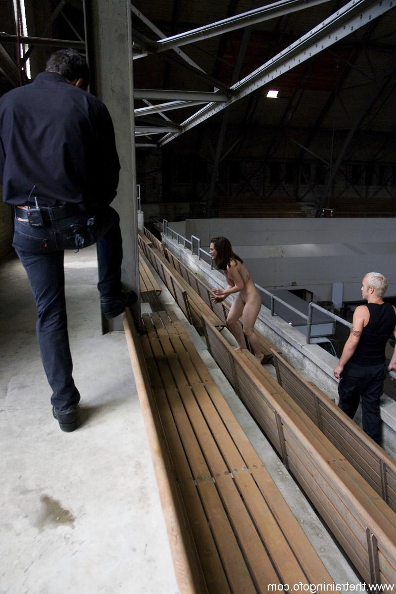 20P La brune Devi Lynne se fait fouetter le gros cul lors d'une séance BDSM.