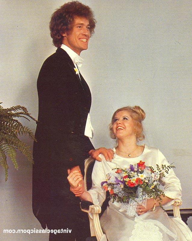 14P Linda noiva e seu marido fazem sexo hardcore em uma cena vintage escaldante