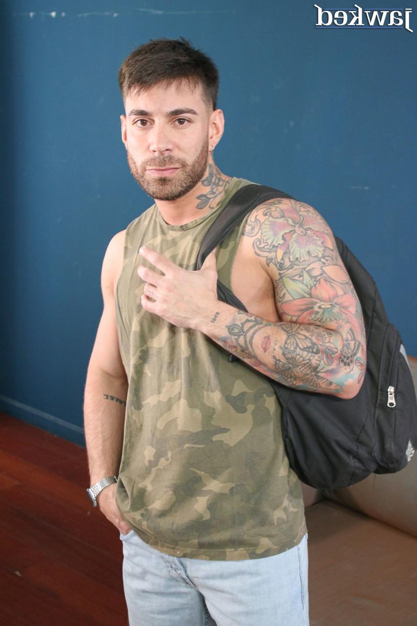 20P O musculoso gay Hector Lamas e seu parceiro fazem sexo anal selvagem em estilo cachorrinho