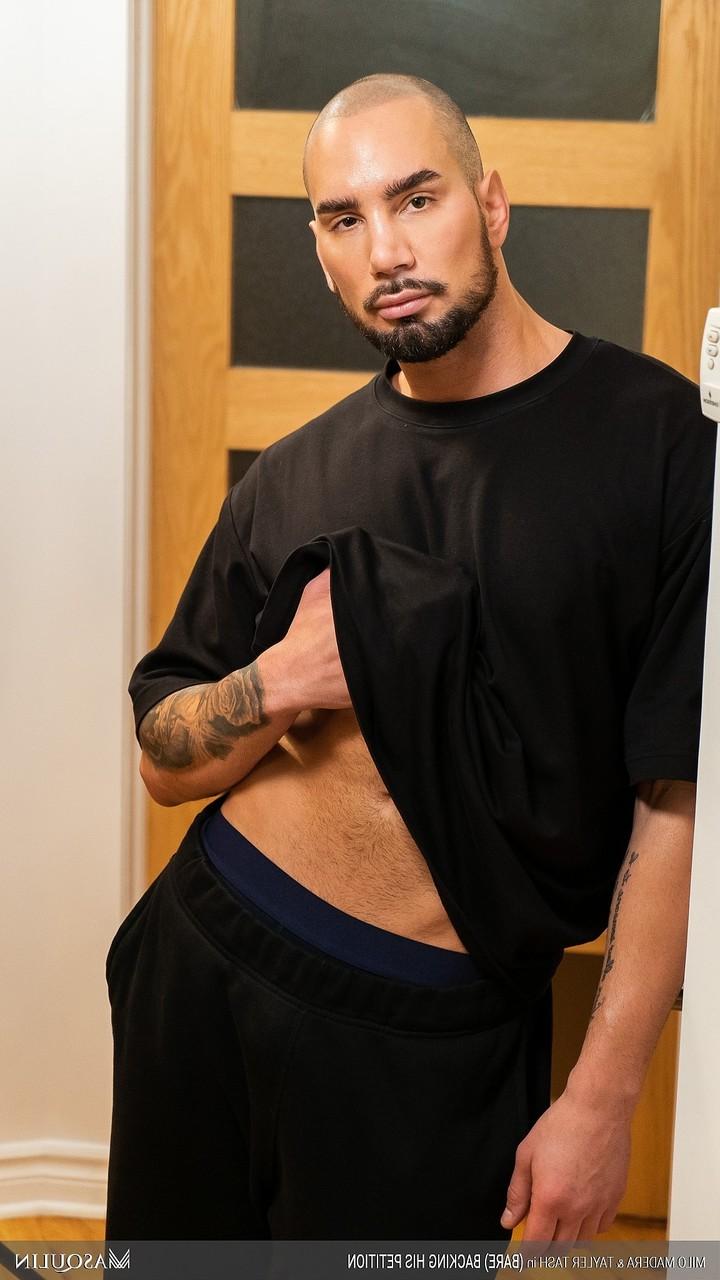 20P Les mecs gays chauds Milo Madera et Tayler Tash se déshabillent et baisent sur un canapé.