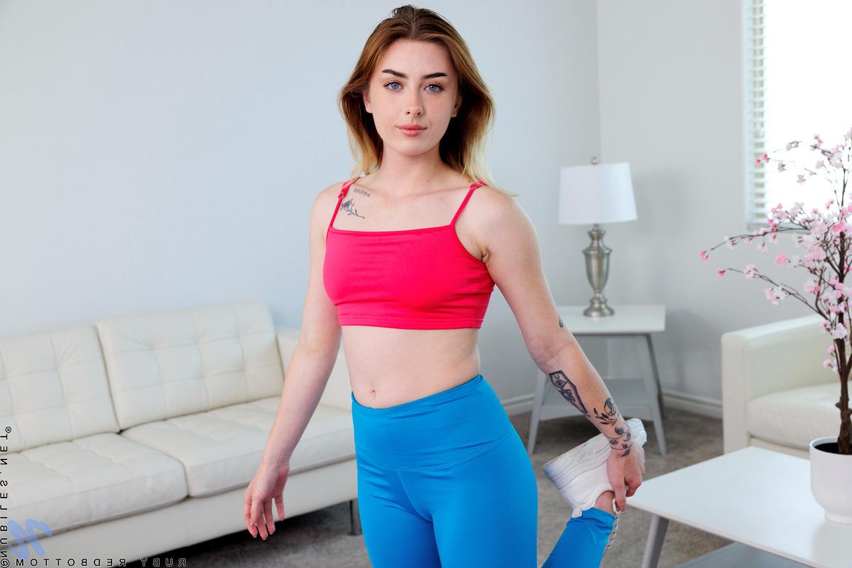 16P La agradable adolescente Ruby Redbottom resalta su chocho rosado desnuda después de hacer yoga