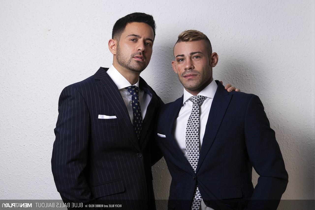 20P Le pervers Ricky Blue baise son collègue gay Robbie Rojo sur le bureau