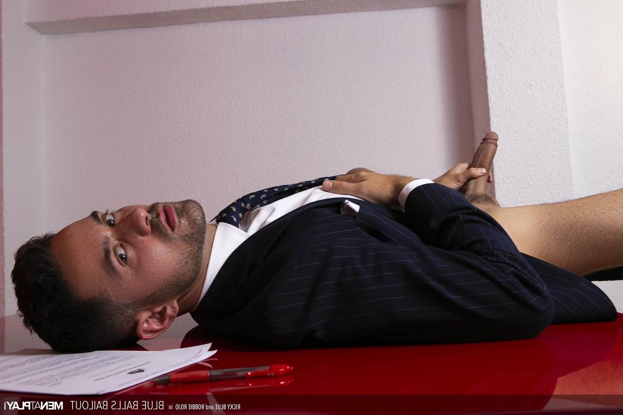 20P Le pervers Ricky Blue baise son collègue gay Robbie Rojo sur le bureau