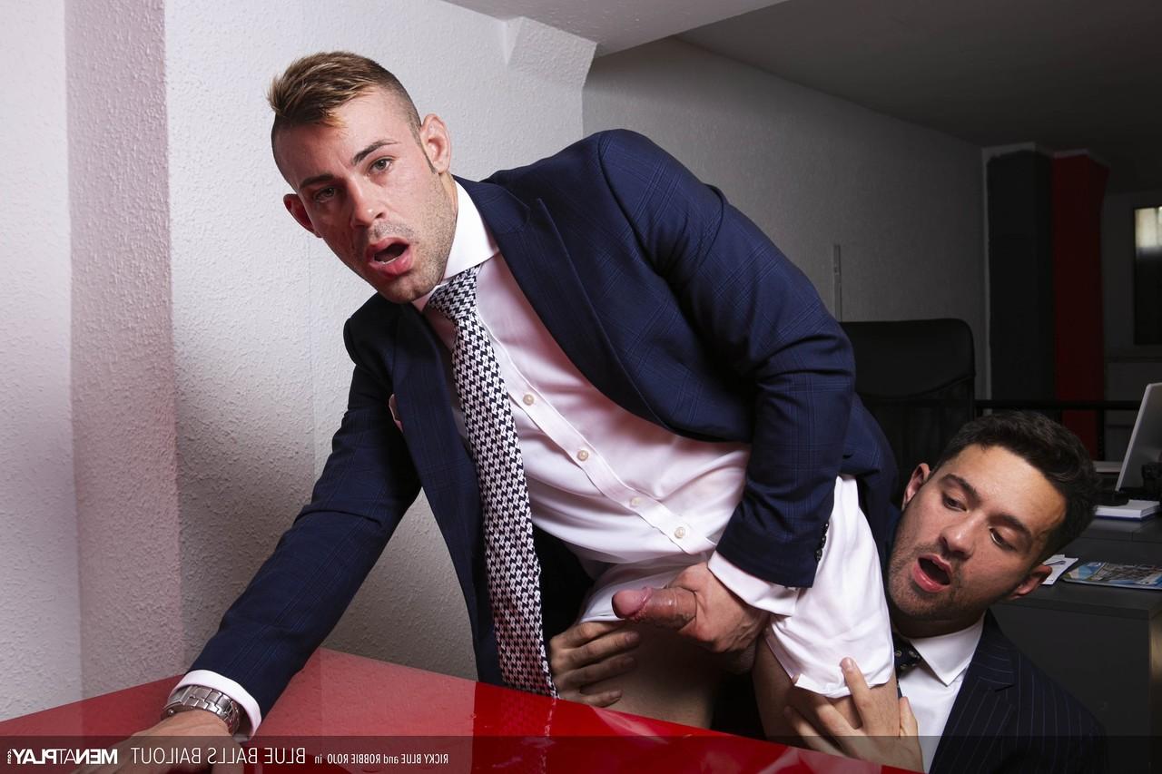 20P Le pervers Ricky Blue baise son collègue gay Robbie Rojo sur le bureau