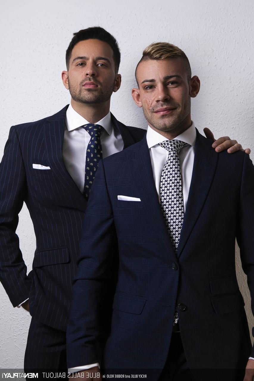 20P Le pervers Ricky Blue baise son collègue gay Robbie Rojo sur le bureau