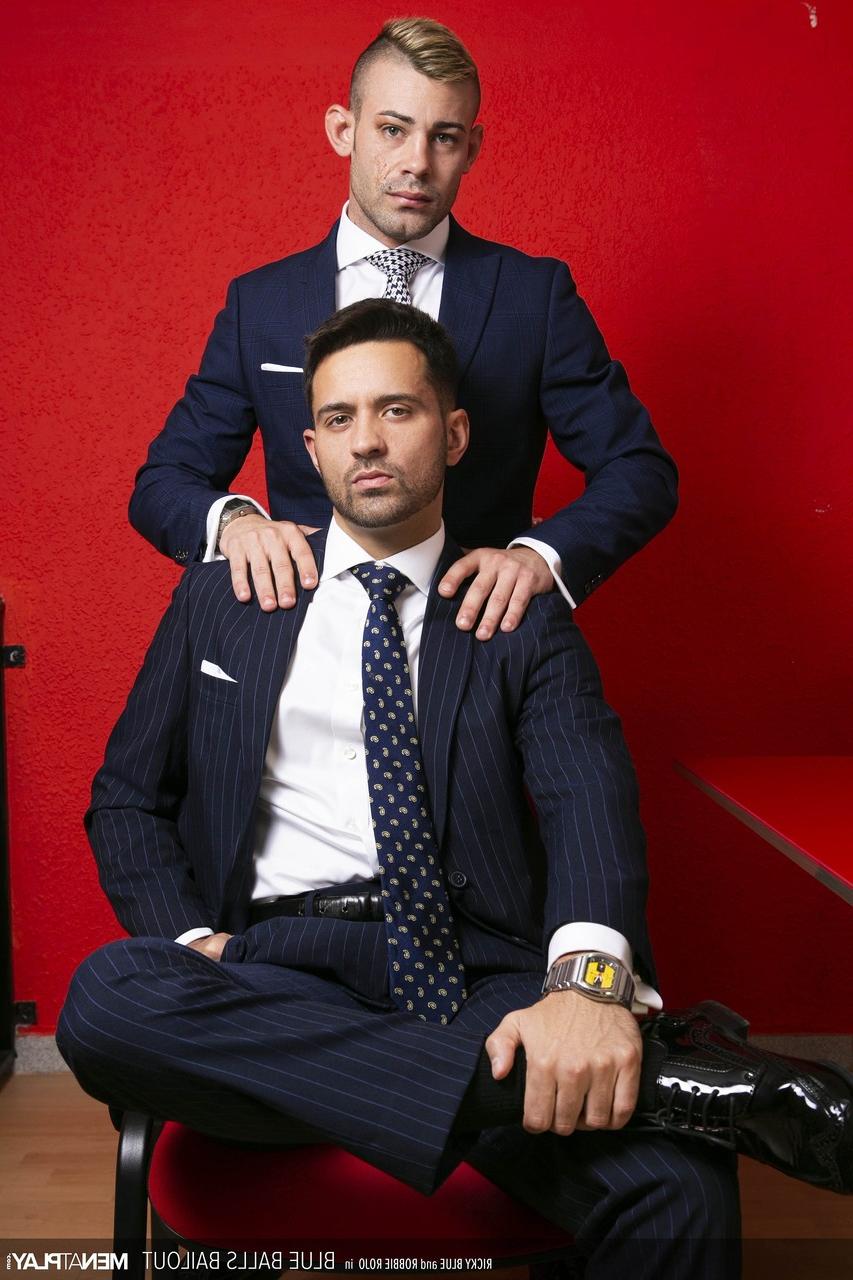 20P Le pervers Ricky Blue baise son collègue gay Robbie Rojo sur le bureau