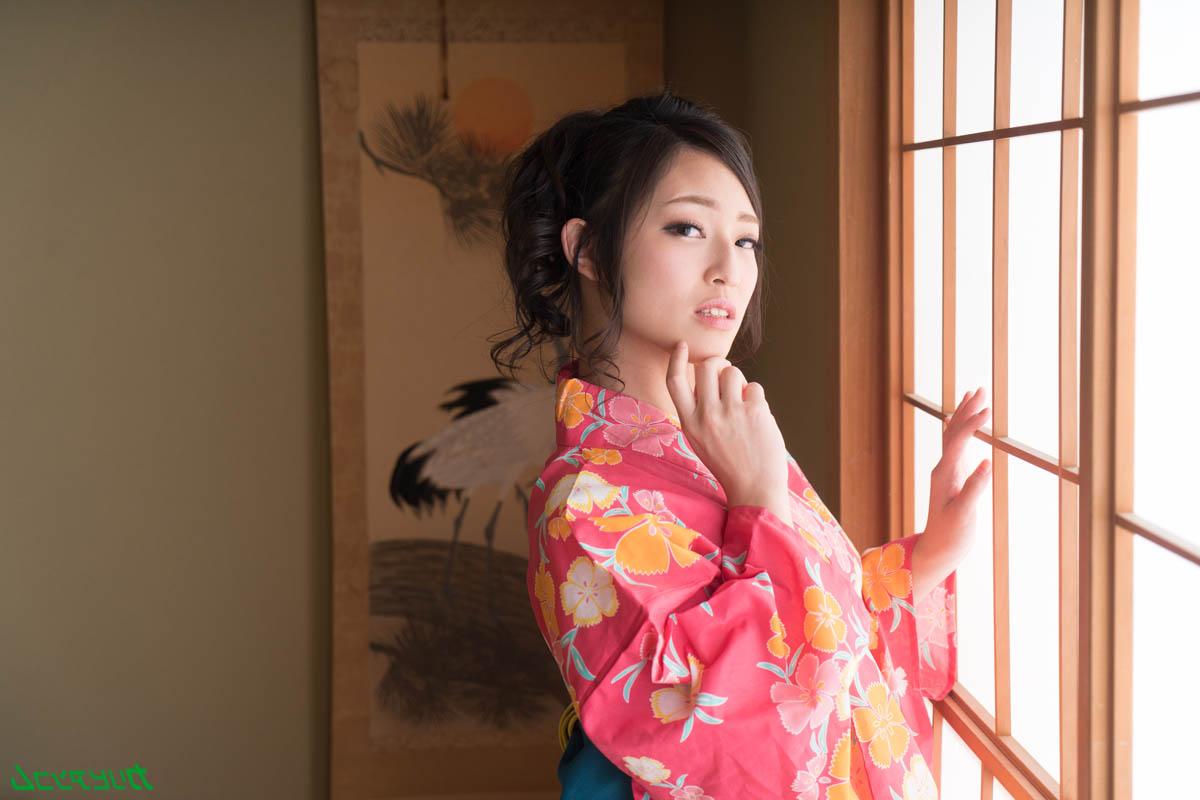 20P 素敵なおっぱいを持つアジアの蜂蜜Chiaki hidakaが床で犯されます
