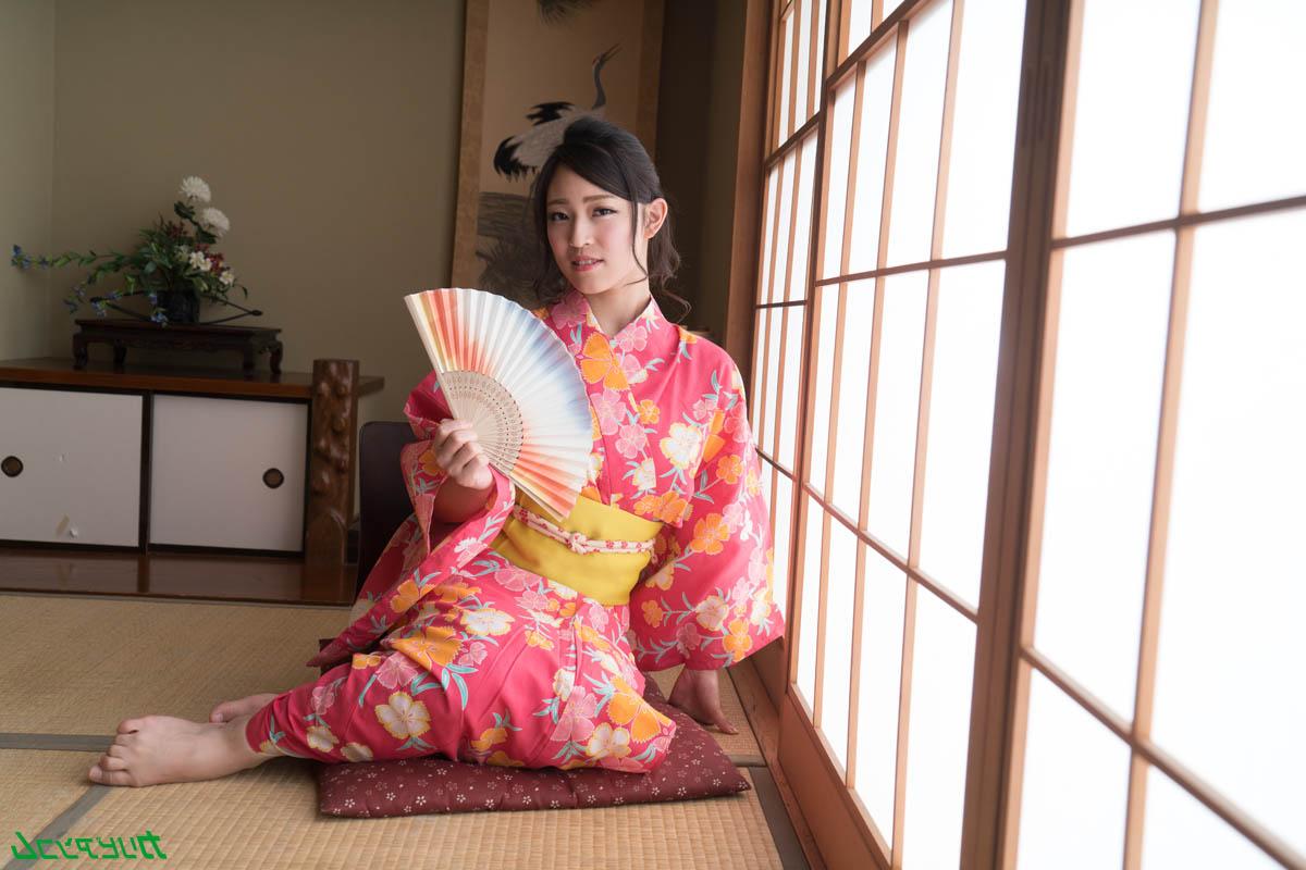 20P 素敵なおっぱいを持つアジアの蜂蜜Chiaki hidakaが床で犯されます