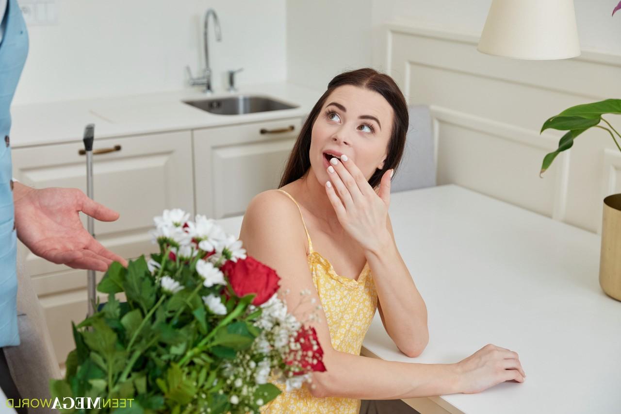 20P Jenny Doll, jeune amateur et sexy, se penche sur la table et se fait baiser en levrette.