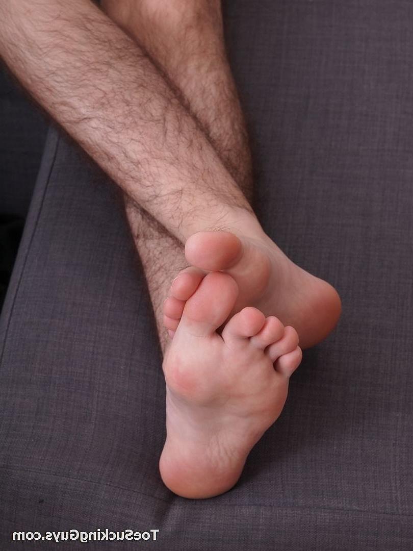 20P ブルネットのイケメンベリアルは彼のセクシーな足を崇拝し、それらに激しく絶頂します