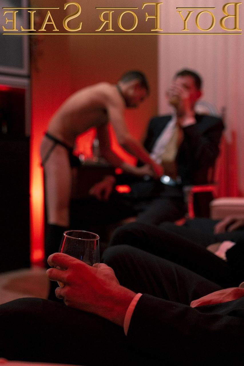20P Austin, un adolescent soumis, se fait baiser et se faire éjaculer dans un gangbang gay avec des costumes