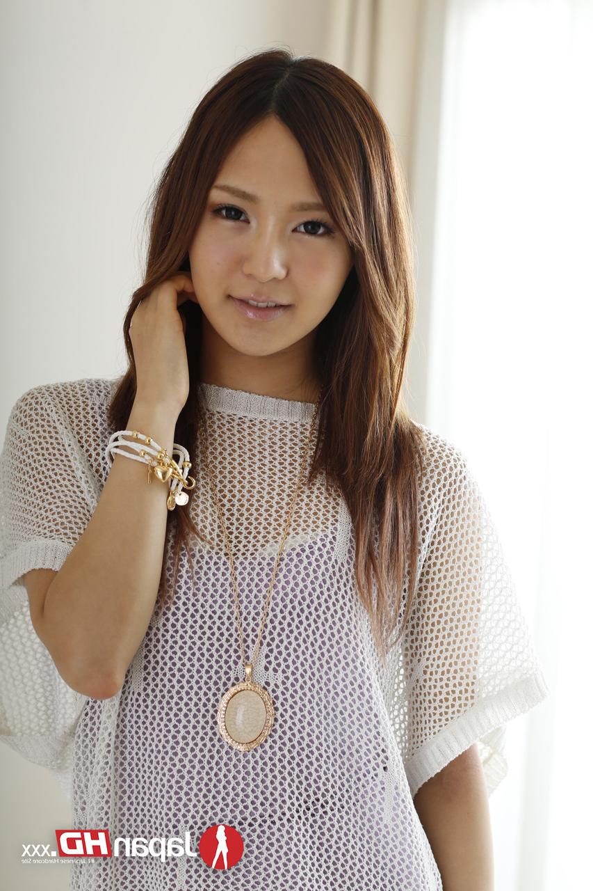 18P La très petite japonaise Reon Otawa montre ses petits seins et chevauche une grosse bite dessus.