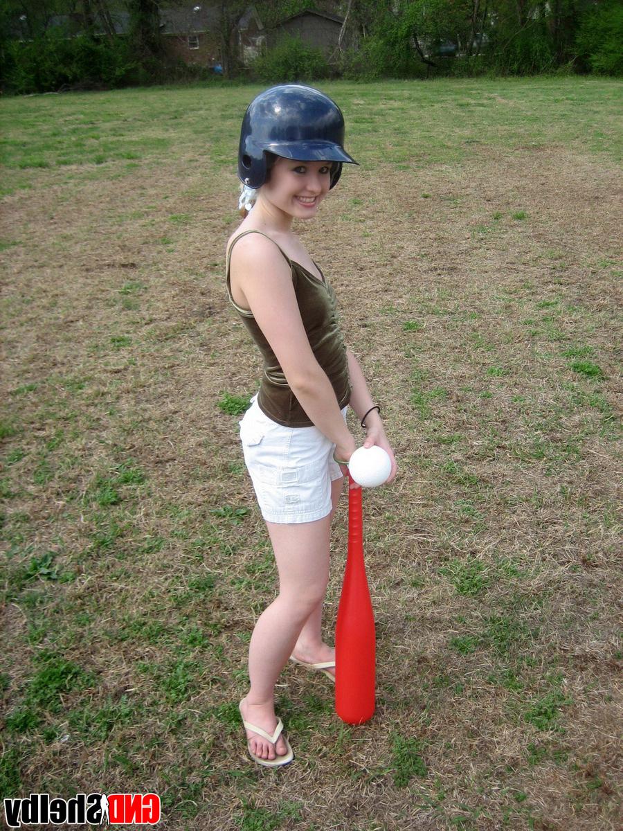 12P Adolescente encantadora expõe seus peitos pequenos enquanto usa um capacete de batedura