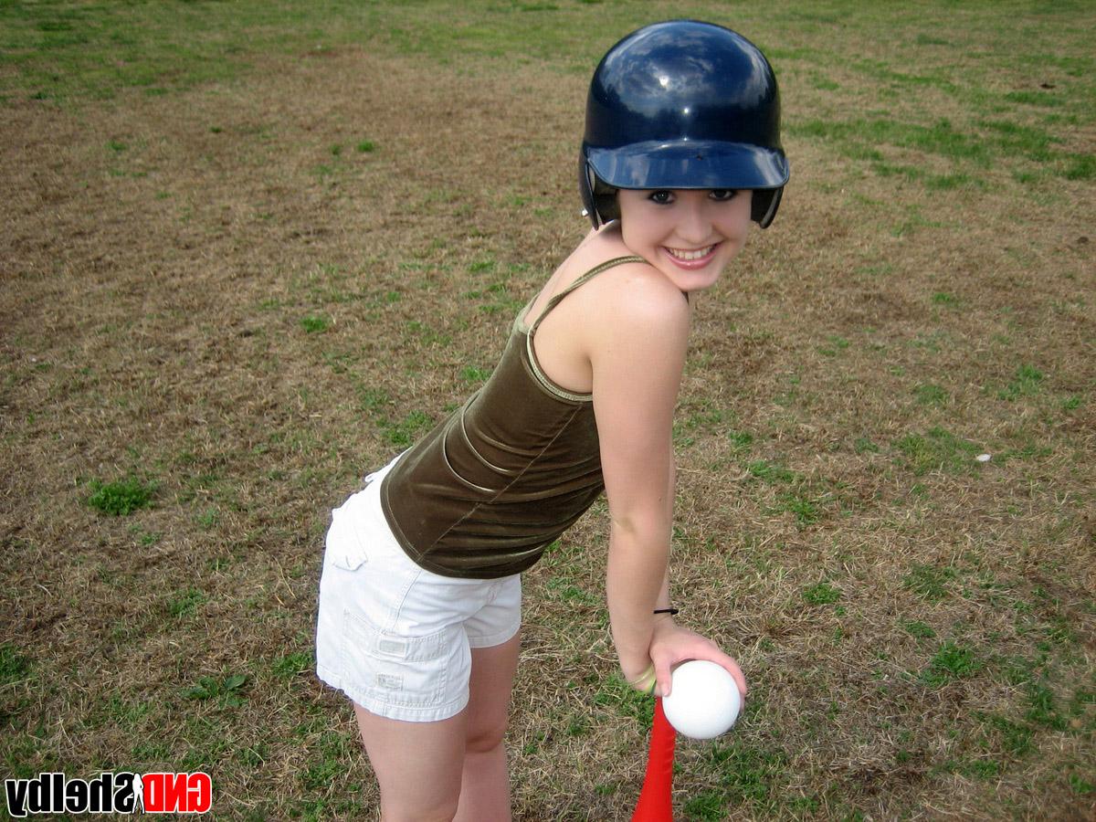 12P Adolescente encantadora expõe seus peitos pequenos enquanto usa um capacete de batedura