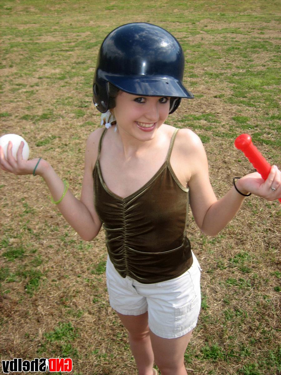 12P Adolescente encantadora expõe seus peitos pequenos enquanto usa um capacete de batedura