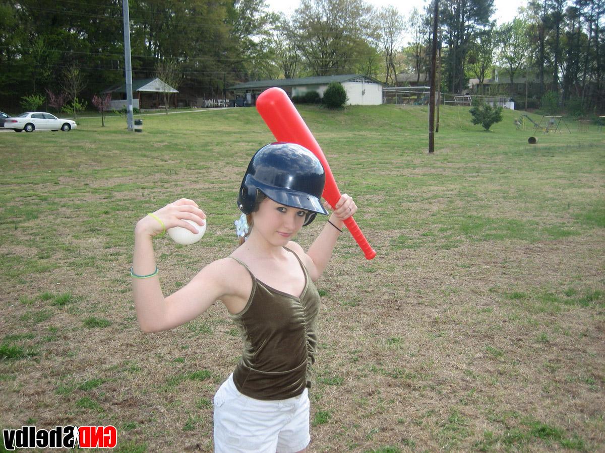 12P Adolescente encantadora expõe seus peitos pequenos enquanto usa um capacete de batedura