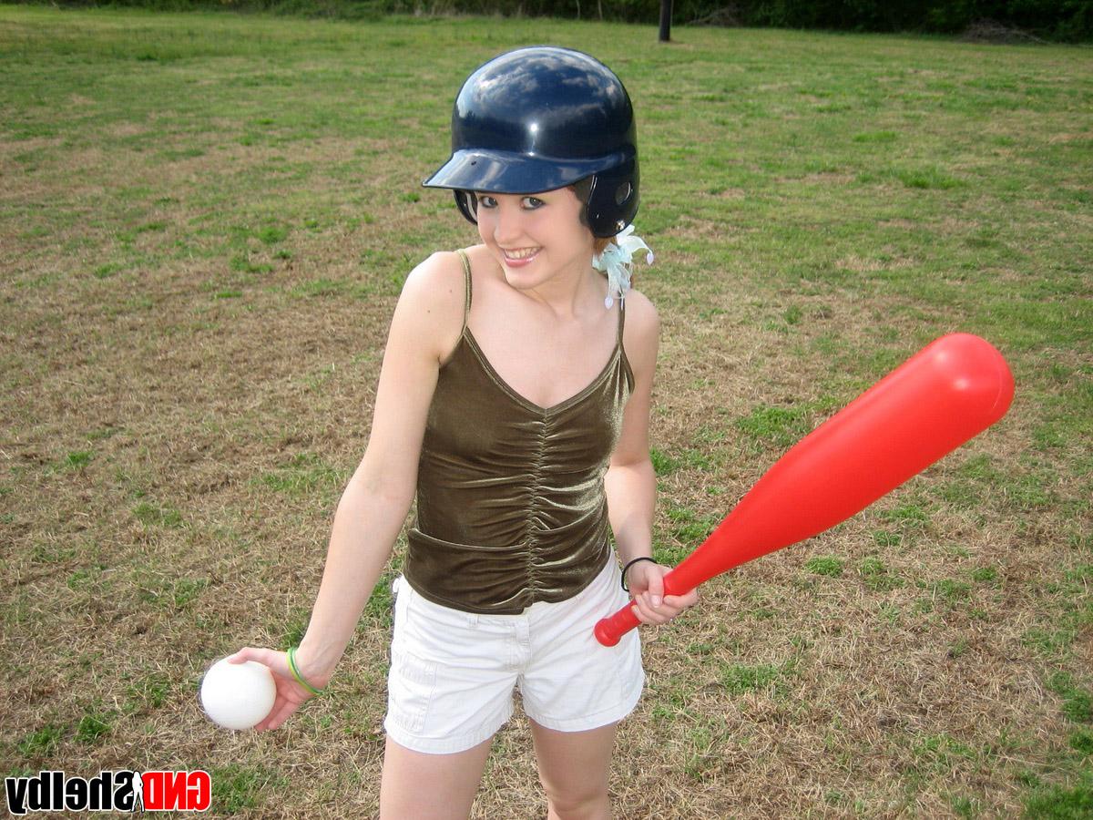 12P Adolescente encantadora expõe seus peitos pequenos enquanto usa um capacete de batedura
