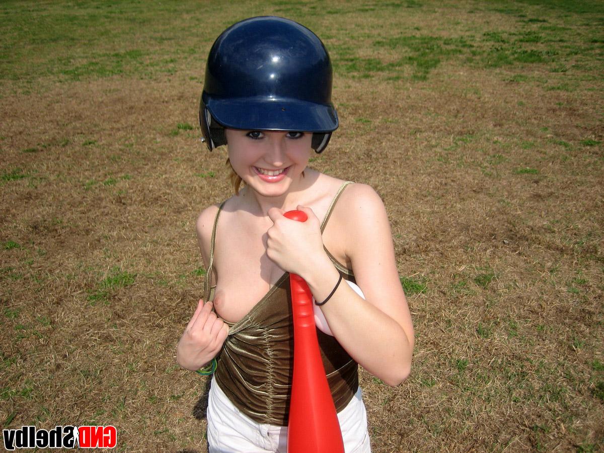 12P Adolescente encantadora expõe seus peitos pequenos enquanto usa um capacete de batedura