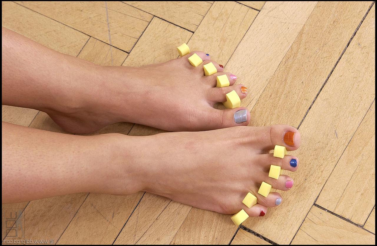 20P La charmante fille Tereza Ilova écarte sa chatte poilue et taquine avec ses pieds.