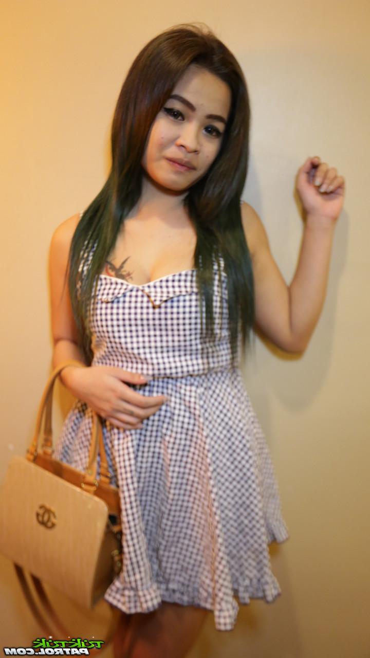 20P Das sexy asiatische Babe Fon N zeigt ihre wunderschönen Titten und bekommt einen POV-Schwanz