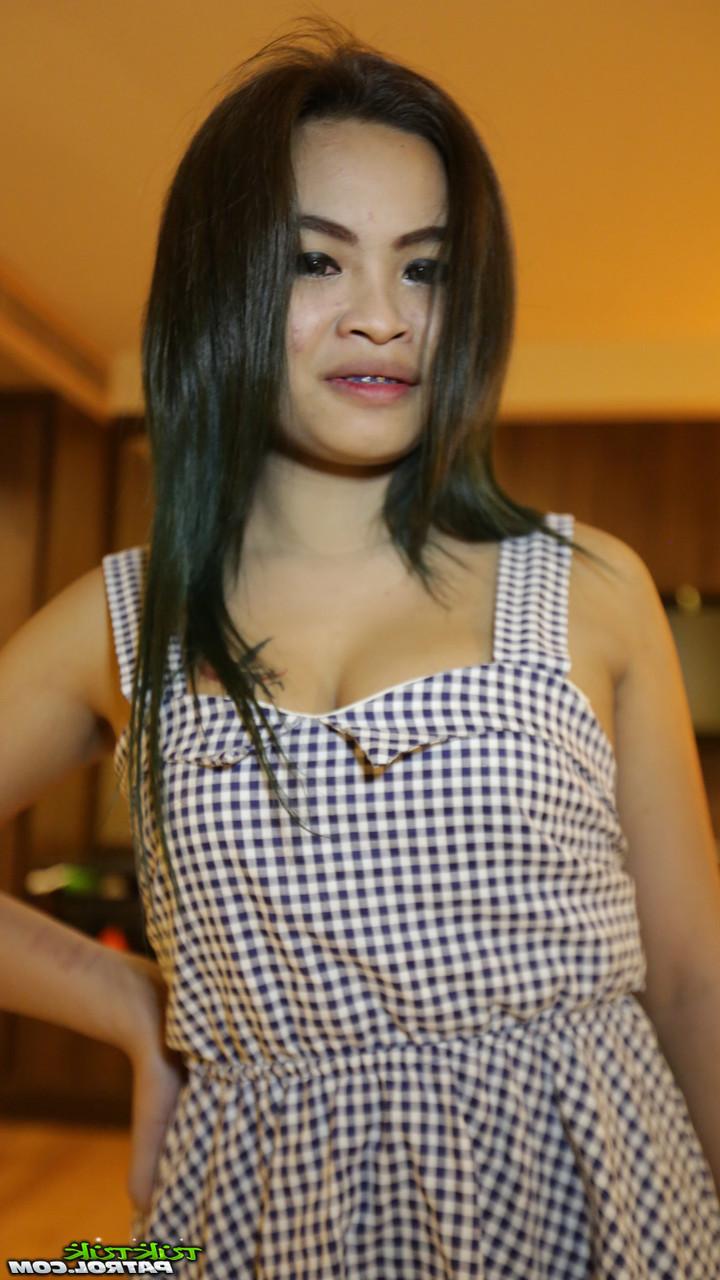 20P Das sexy asiatische Babe Fon N zeigt ihre wunderschönen Titten und bekommt einen POV-Schwanz