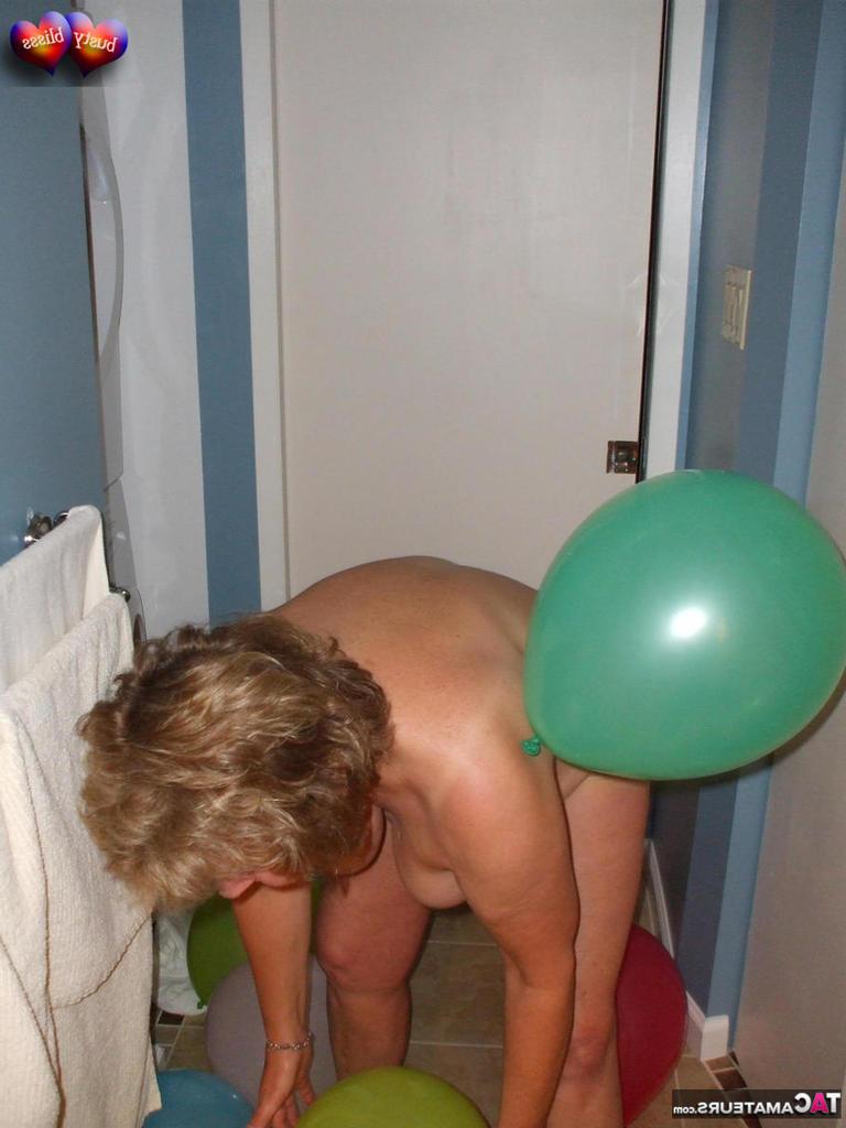 20P La madura desnuda Busty Bliss se mete en una bañera llena de globos
