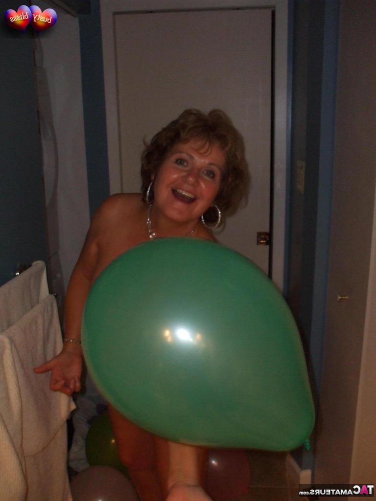 20P La madura desnuda Busty Bliss se mete en una bañera llena de globos