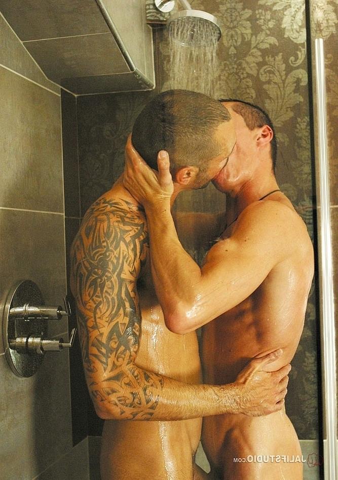 19P Die gut bestückten Schwulen Isaac Jones und Jake Reed holen sich nach hartem Analsex einen runter
