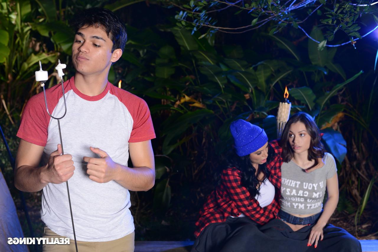 20P La latina Missy Martinez et la jeune Liv Wild se mangent la chatte en camping.