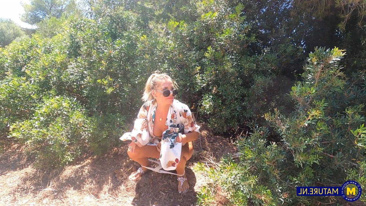 20P Naughty MILF Leidy De Leon enjoys wild outdoor sex with a hung stranger