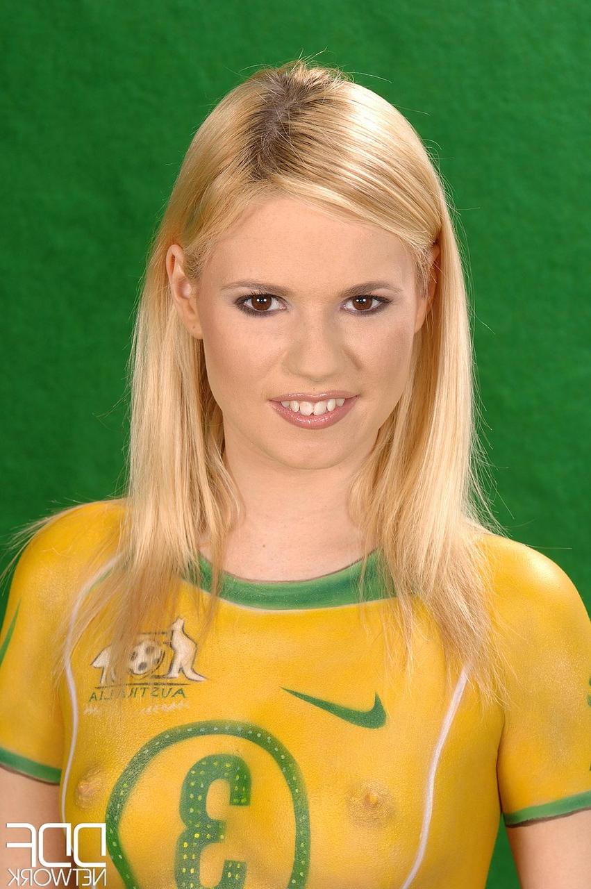 20P Garota de futebol de tirar o fôlego exibindo seu corpo sexy pintado, bunda grande e buceta