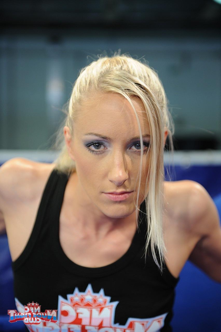 17P Lesbianas tatuadas y cachondas Angel Long y Cathy Heaven se divierten en el ring