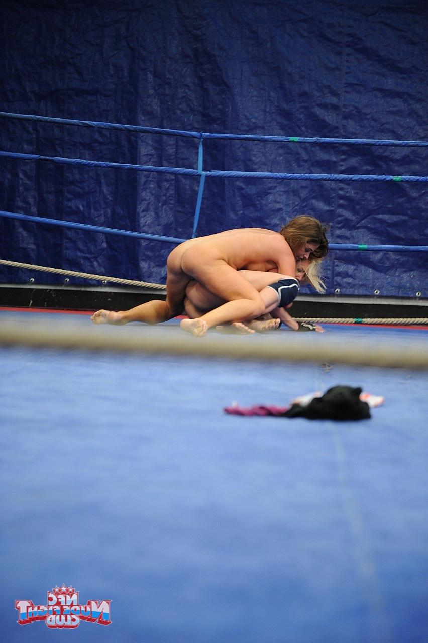 17P Lesbianas tatuadas y cachondas Angel Long y Cathy Heaven se divierten en el ring
