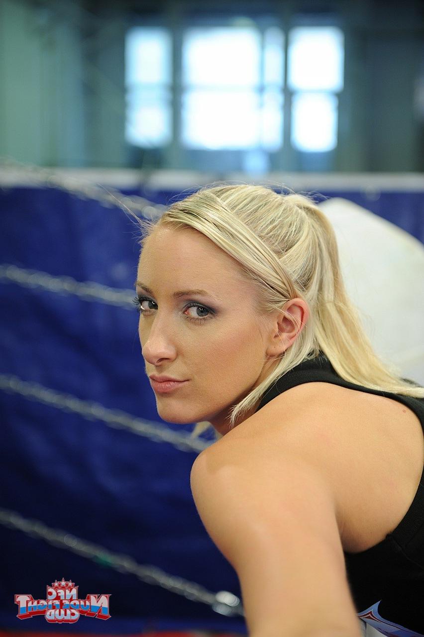 17P Lesbianas tatuadas y cachondas Angel Long y Cathy Heaven se divierten en el ring