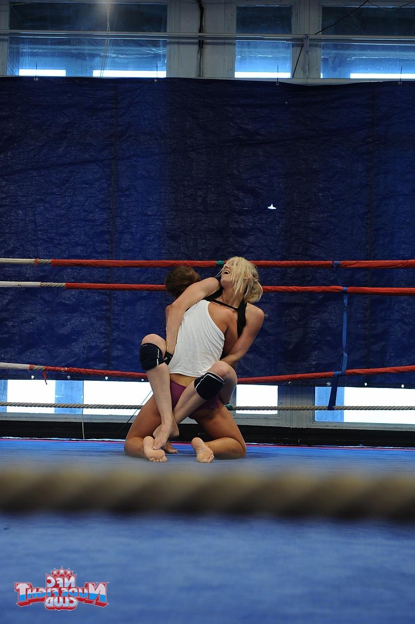 17P Lesbianas tatuadas y cachondas Angel Long y Cathy Heaven se divierten en el ring