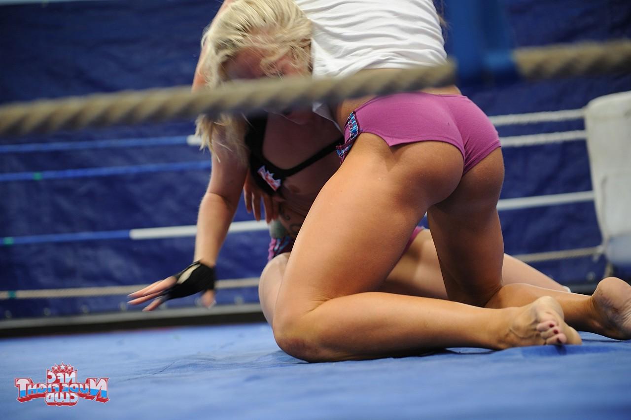 17P Lesbianas tatuadas y cachondas Angel Long y Cathy Heaven se divierten en el ring