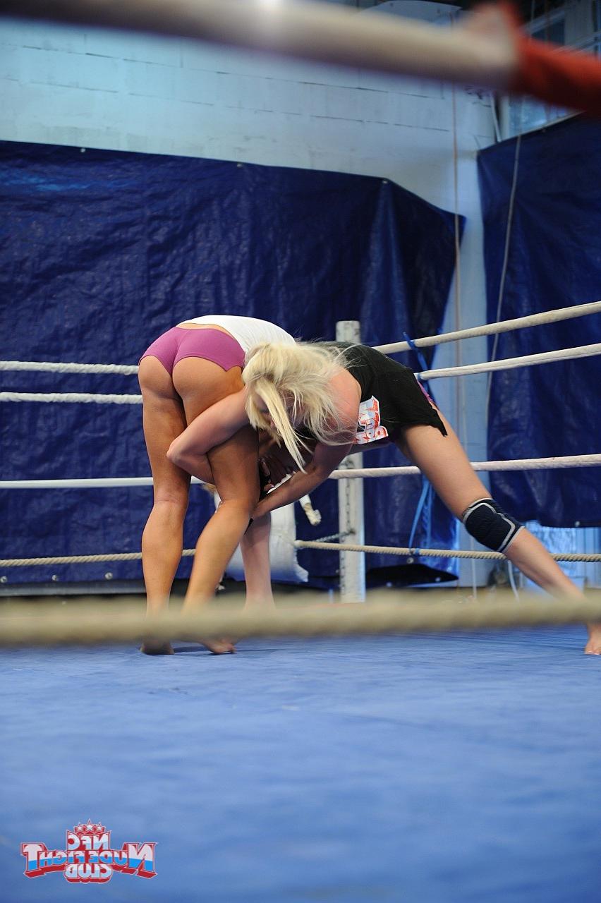 17P Lesbianas tatuadas y cachondas Angel Long y Cathy Heaven se divierten en el ring