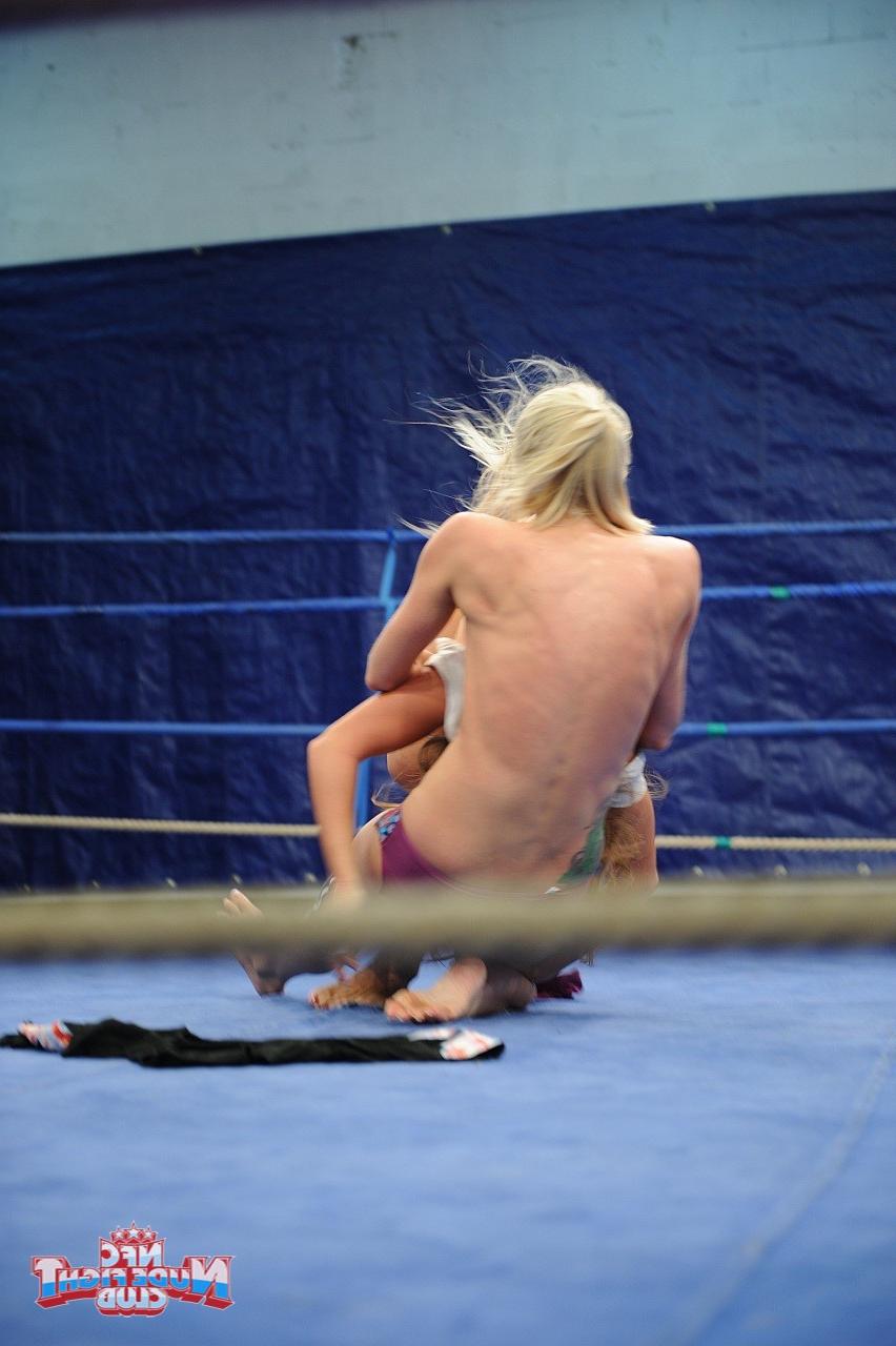 17P Lesbianas tatuadas y cachondas Angel Long y Cathy Heaven se divierten en el ring