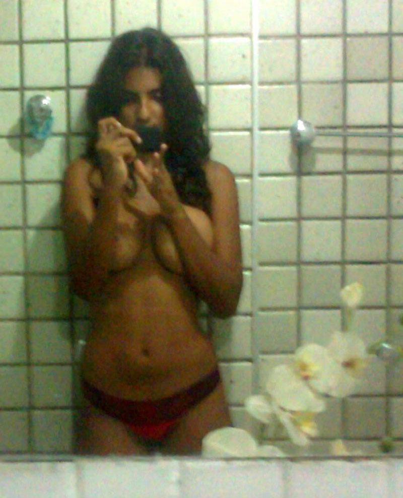 10P Inderin macht Selfies im Badezimmer, nachdem sie ihre schönen Titten enthüllt hat