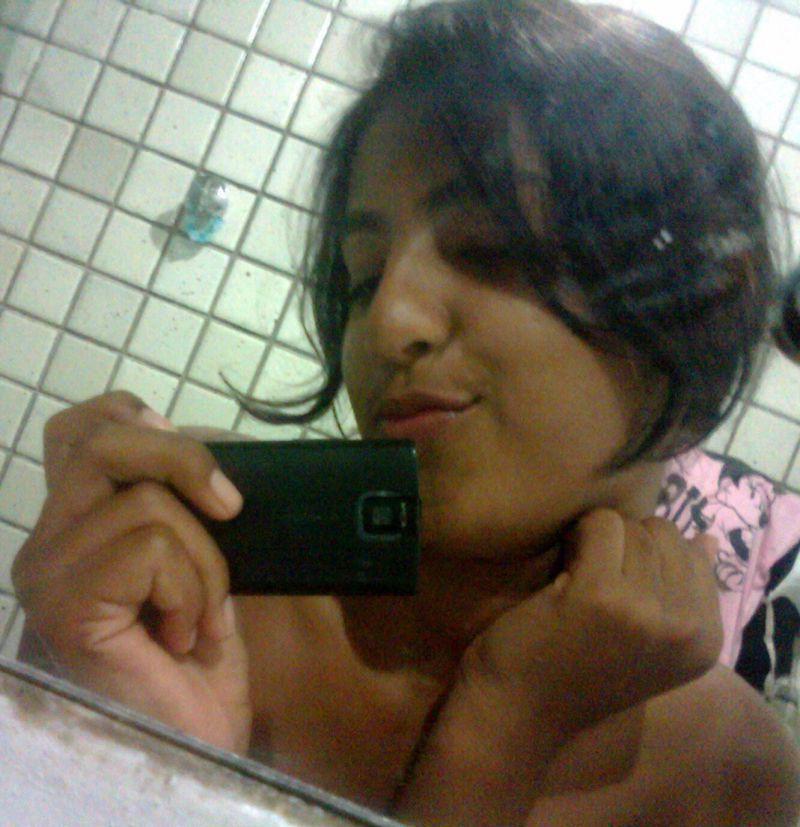 10P Inderin macht Selfies im Badezimmer, nachdem sie ihre schönen Titten enthüllt hat