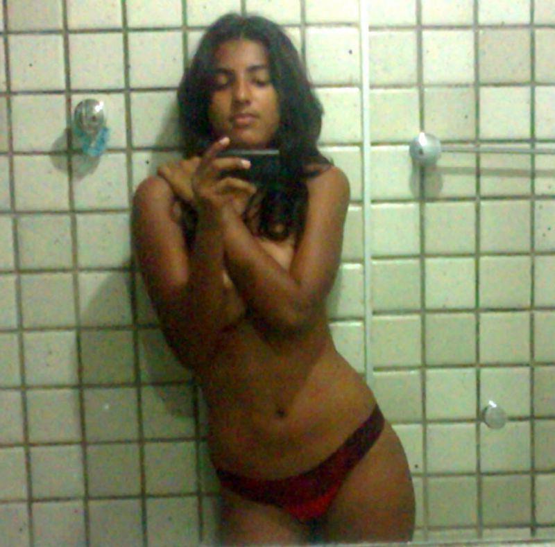 10P Inderin macht Selfies im Badezimmer, nachdem sie ihre schönen Titten enthüllt hat