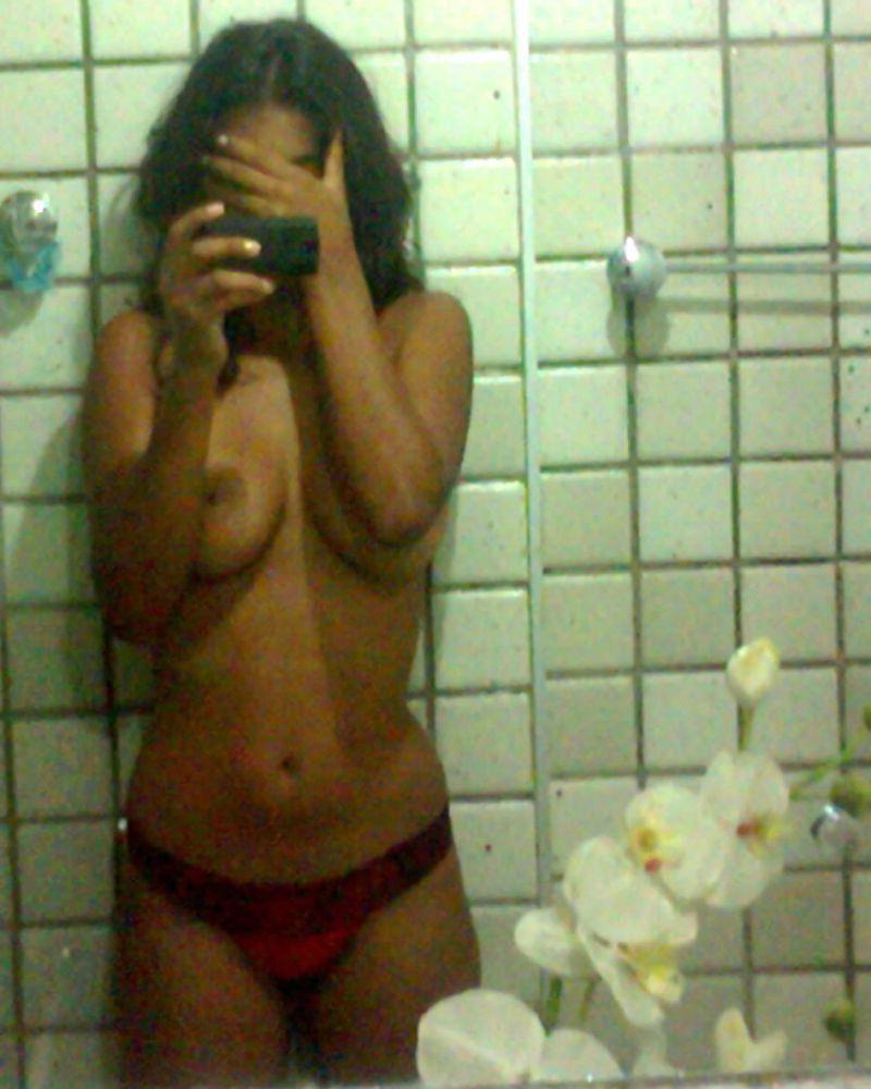 10P Inderin macht Selfies im Badezimmer, nachdem sie ihre schönen Titten enthüllt hat