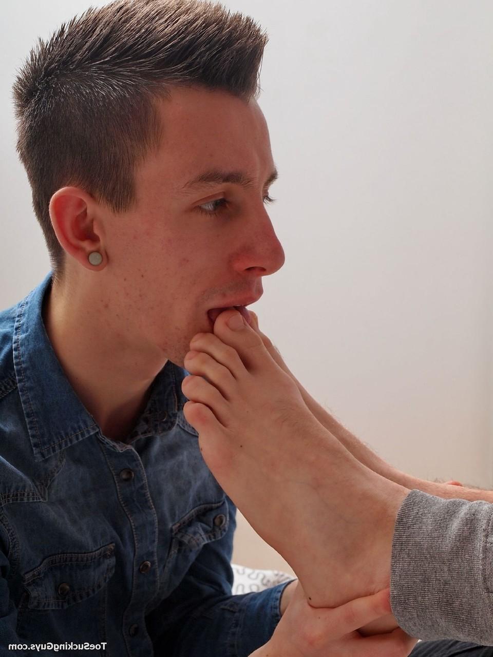 20P イケメンのアタマンとダニーがアナルセックスを楽しむ前にお互いのつま先をしゃぶり合う