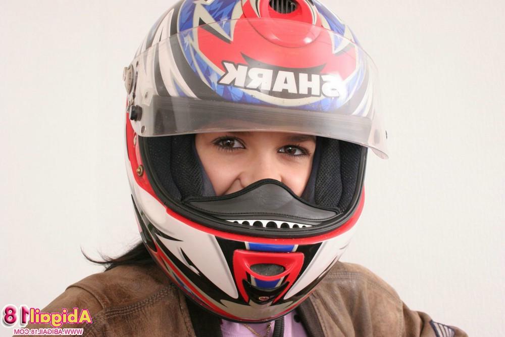 15P Une jeune fille se met nue en portant un casque de moto