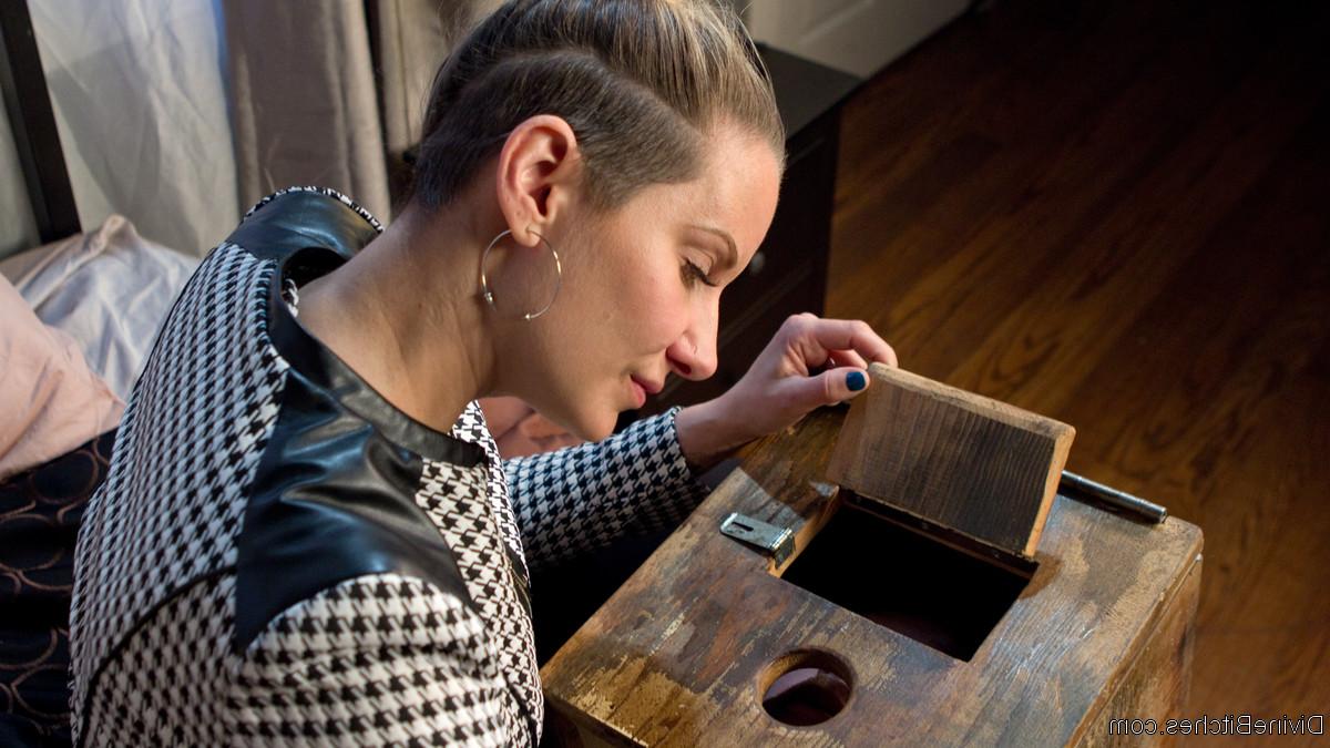 20P Die kleine, vollbusige Domina Mona Wales lässt ihren großen Hintern von einer Sissy verehren