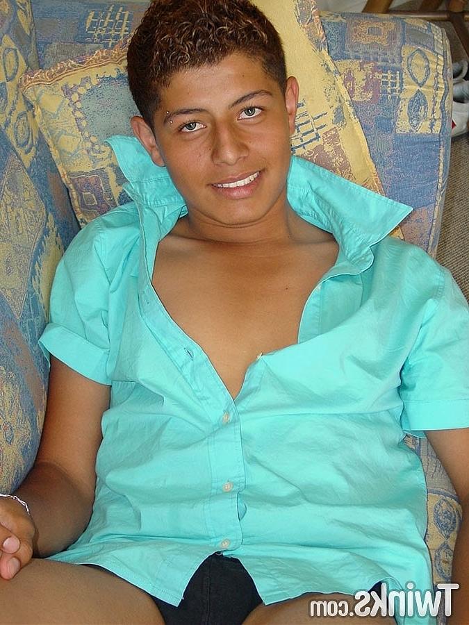 20P Der heiße, schwule Latino Raul zieht seine Unterwäsche aus und spielt mit seinem haarigen Schwanz