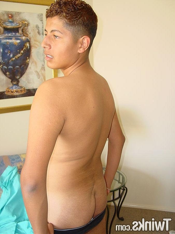 20P Der heiße, schwule Latino Raul zieht seine Unterwäsche aus und spielt mit seinem haarigen Schwanz