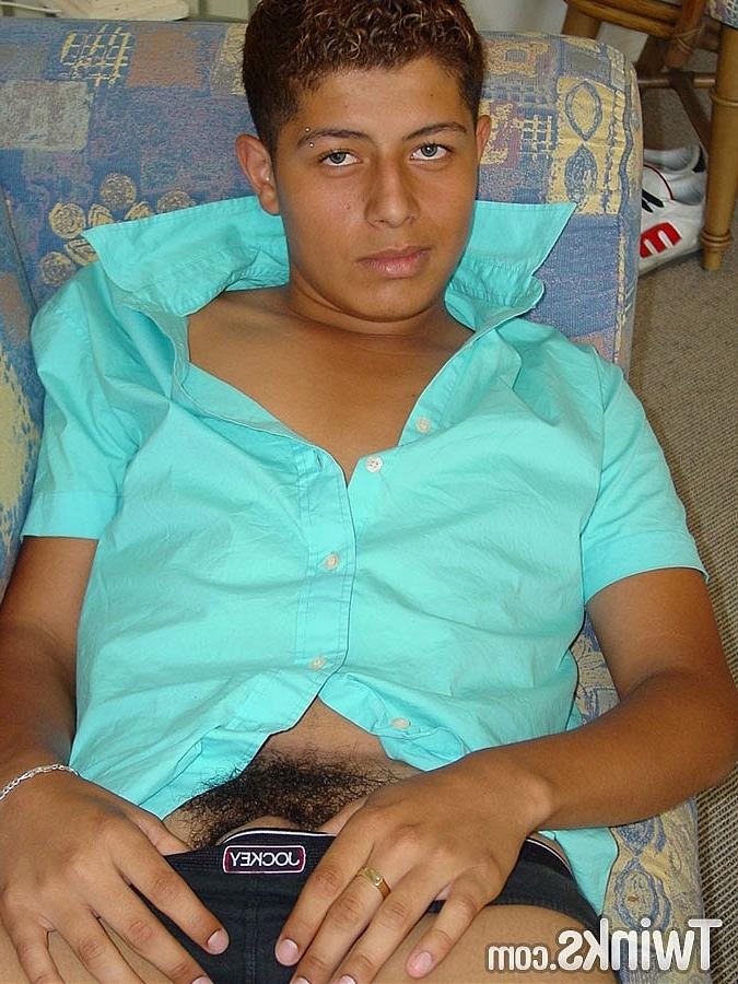 20P Der heiße, schwule Latino Raul zieht seine Unterwäsche aus und spielt mit seinem haarigen Schwanz