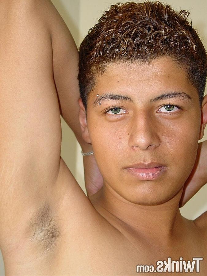 20P Der heiße, schwule Latino Raul zieht seine Unterwäsche aus und spielt mit seinem haarigen Schwanz